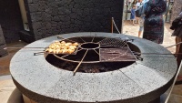 Hier werden H&auml;hnchen gegrillt.